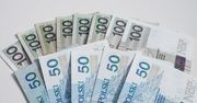 1200 złotych miesięcznie przez 2,5 roku. Kto może liczyć na dodatkową kasę?