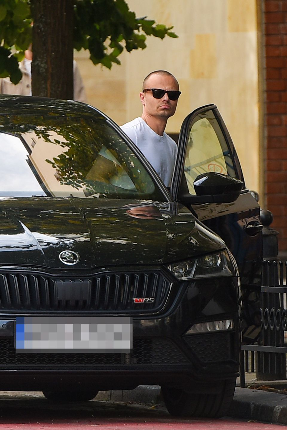 Marcin Hakiel parkuje na ścieżce rowerowej