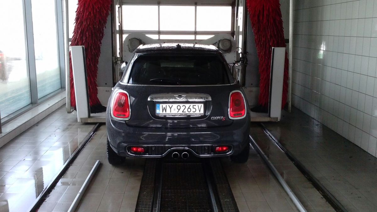 Błędne jest przekonanie, że zimą nie należy myć samochodu