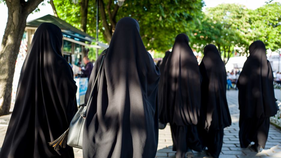 Burka to rodzaj nieprzezroczystego przykrycia głowy, noszonego dodatkowo oprócz chusty przez muzułmanki, z kolei pełna burka to nakrycie zasłaniające całe ciało