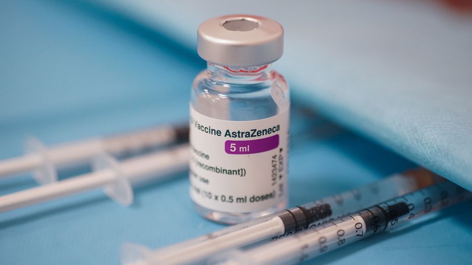 AstraZeneca. Ruszają szczepienia osób w wieku 69 lat