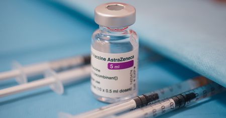 AstraZeneca. Ruszają szczepienia osób w wieku 69 lat
