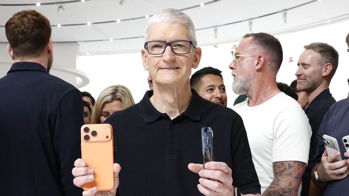 Dyrektor generalny Apple Tim Cook prezentuje najnowszy iPhone 17