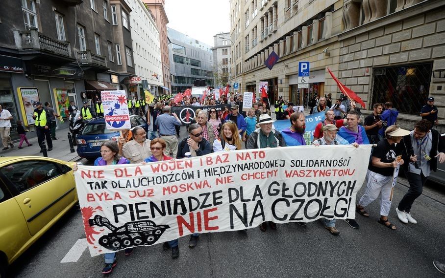 "Pieniądze dla głodnych, nie na czołgi!" Antynatowski protest w stolicy