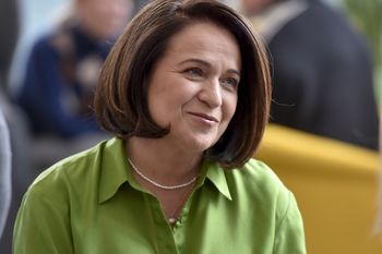 Powiedziała "nie" szarościom. W takim płaszczu pokazała się na wizji