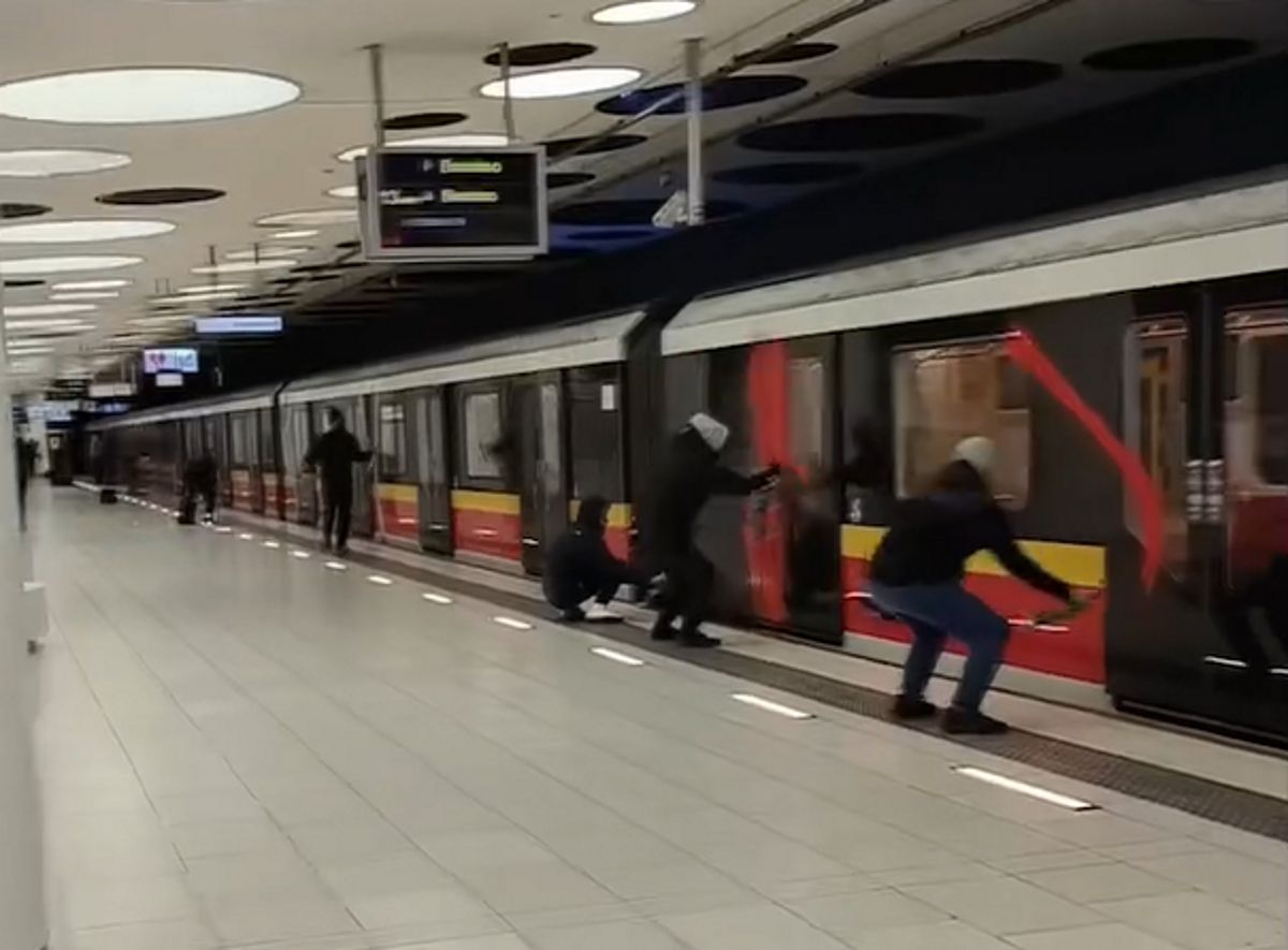 Bulwersujące sceny na stacji metra w Warszawie. "Akcja" trwała 5 minut