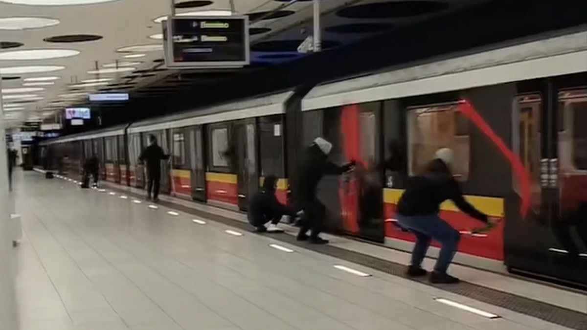 Szokujące sceny na stacji metra. Wandale pomazali wagony. 