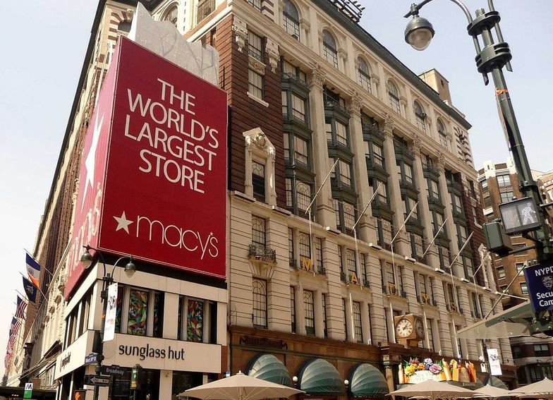 Słynna sieć domów towarowych ma kłopoty. Akcje lecą na łeb na szyję