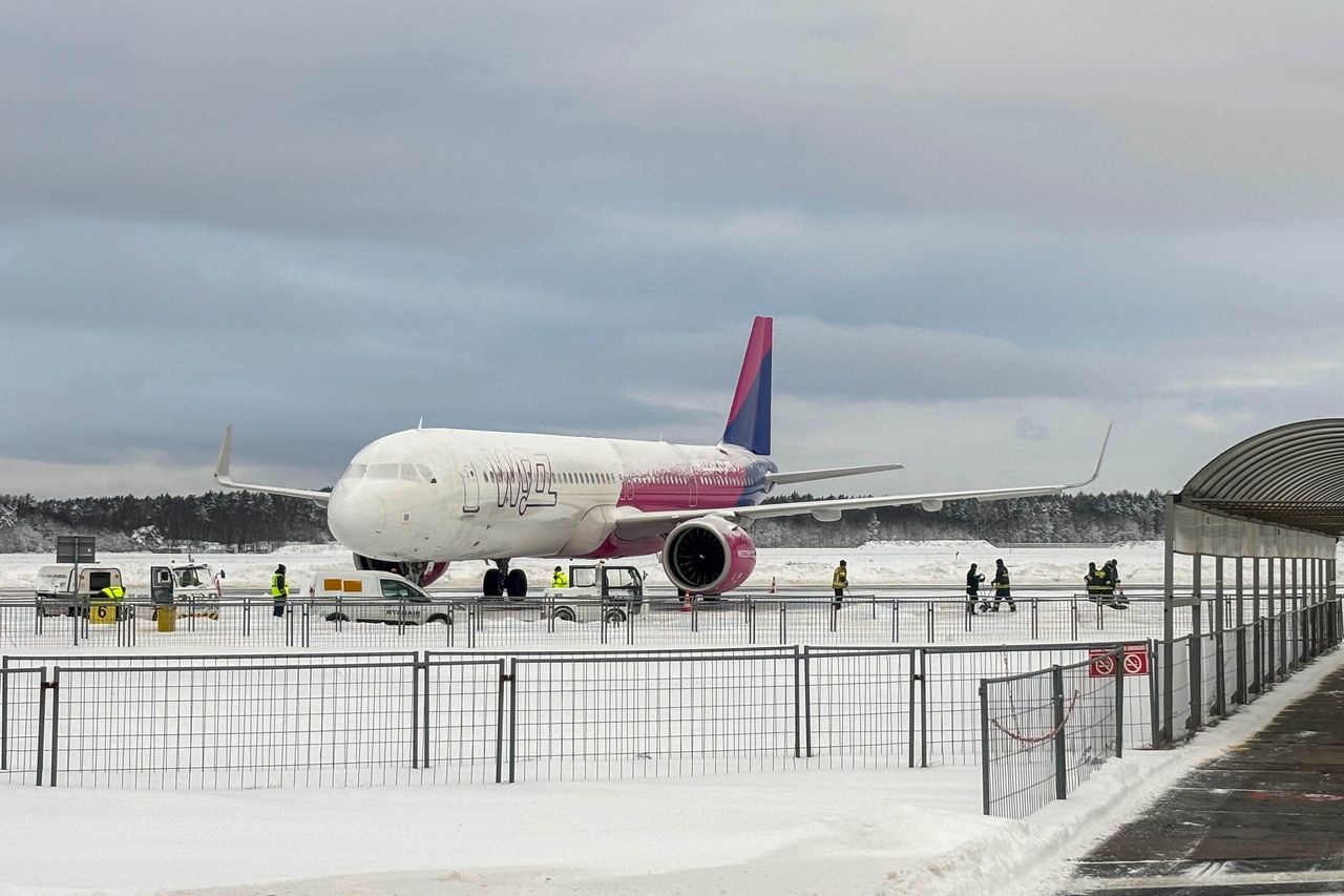 Lotnisko w Modlinie odkopane ze śniegu. PAŻP: ruch samolotów został przywrócony