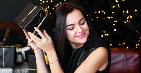 Klasyczna czerń czy odrobina koloru? Dwie eleganckie stylizacje na święta, którymi warto się zainspirować