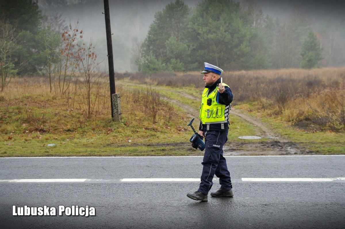 Czy policjant może zatrzymać auto "bez powodu"? Wyjaśniamy
