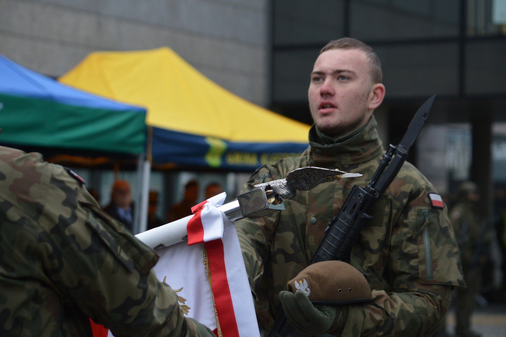 Przedstawiciele żołnierzy przysięgali na sztandar