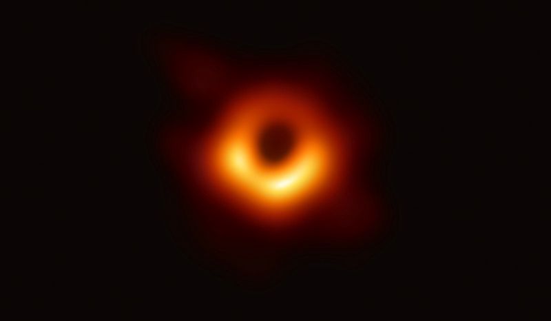 Zdjęcie czarnej dziury wykonanej przez Event Horizon Telescope