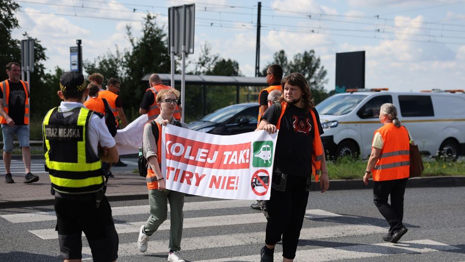 W środę 30 lipca pracownicy PKP Cargo, wspierani przez Ostatnie Pokolenie, protestują m.in. na ul. Piłsudskiego w Dąbrowie Górniczej
