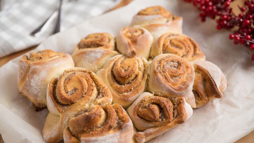 Cynamonki z ciasta mrożonego z lukrem