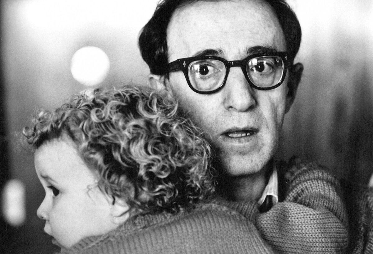 Woody Allen i adoptowana córka Mii Farrow, Dylan, 1987 r.