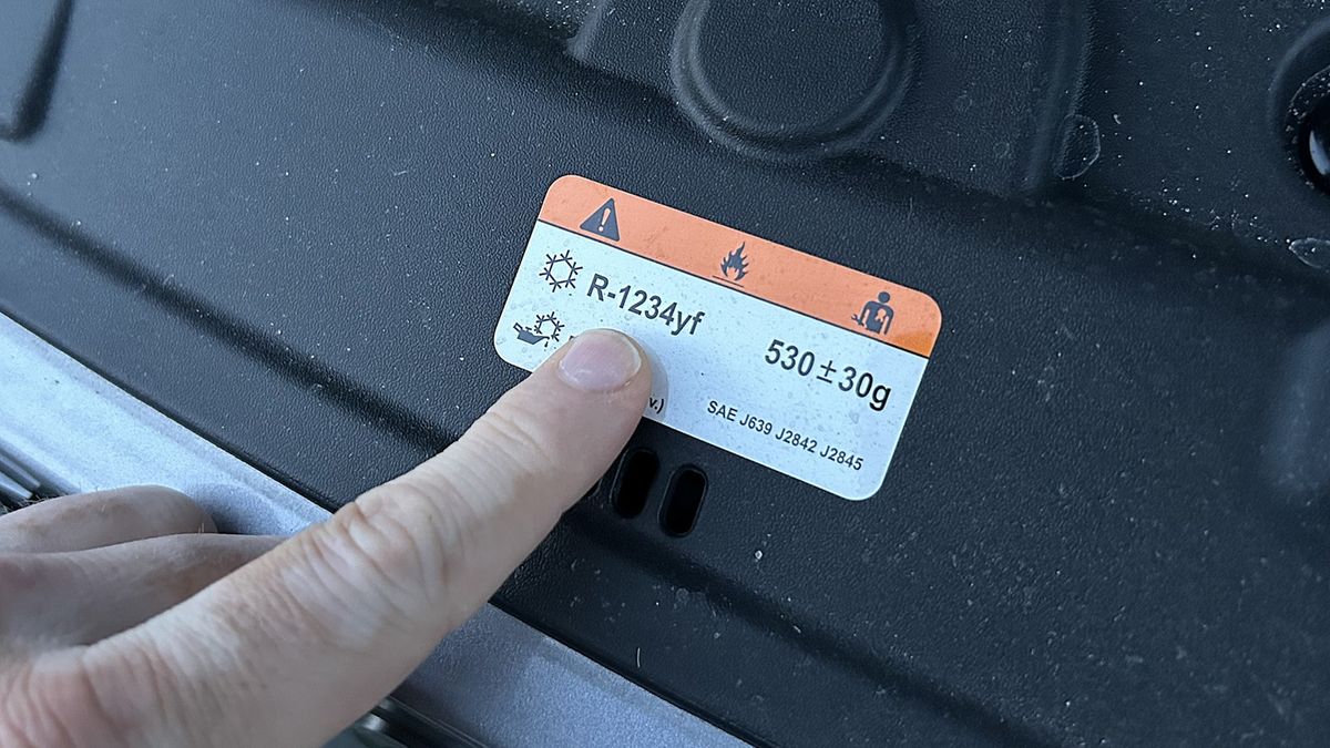 Nalepka informująca o czynniku w klimatyzacji