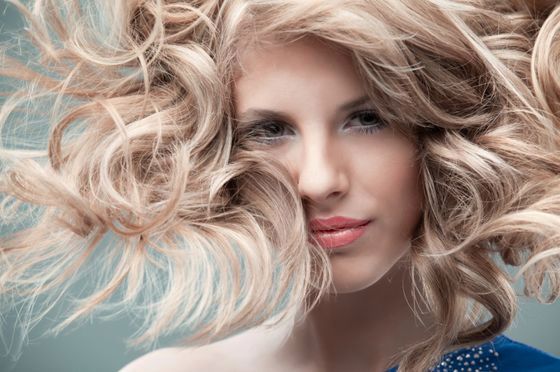 Jak odżywić włosy tlenione? Sposoby na regenerację włosów po rozjaśnianiu