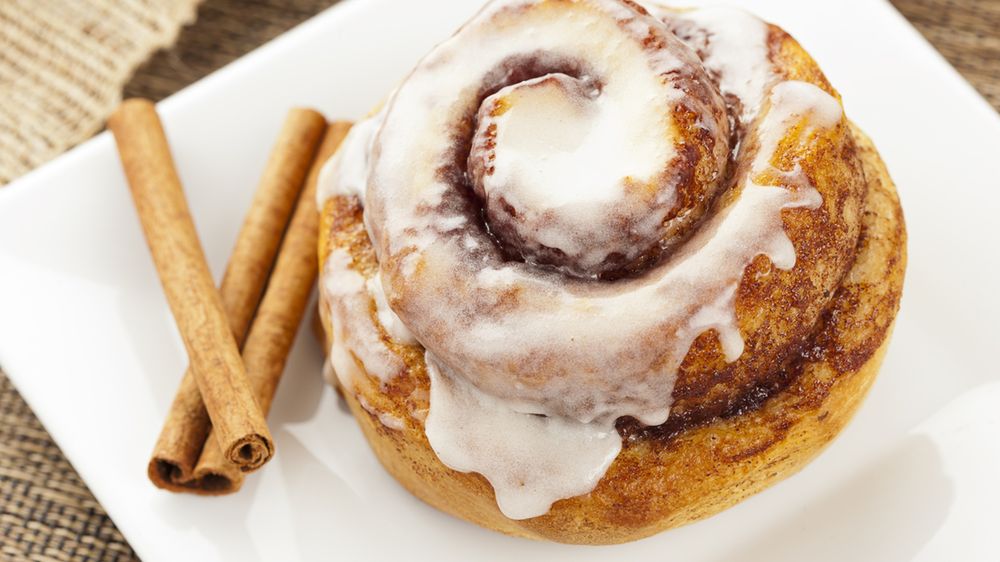 Cynamonki z ciasta mrożonego z lukrem (upieczone)