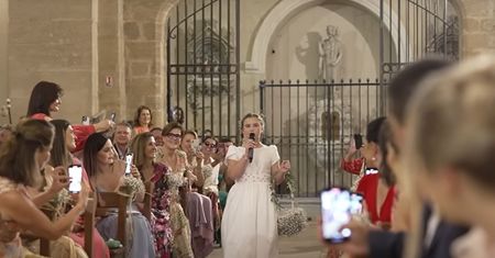 Poprosili ją tylko o przyniesienie obrączek. Dziewczynka zaskoczyła wszystkich
