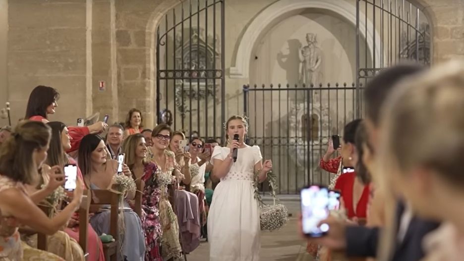 Dziewczynka na ślubie zaskoczyła gości swoim występem. Parze młodej trudno ukryć wzruszenie