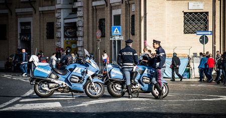 Ogromna tragedia w Mediolanie. Mała rączka wystawała z kontenera Caritasu