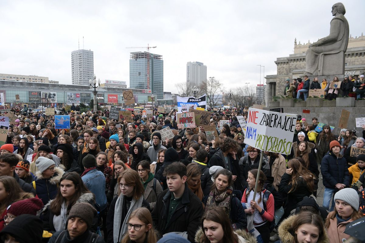 Młodzieżowy Strajk Klimatyczny w Warszawie. "Dosyć słów, teraz czyny!" [ZDJĘCIA]