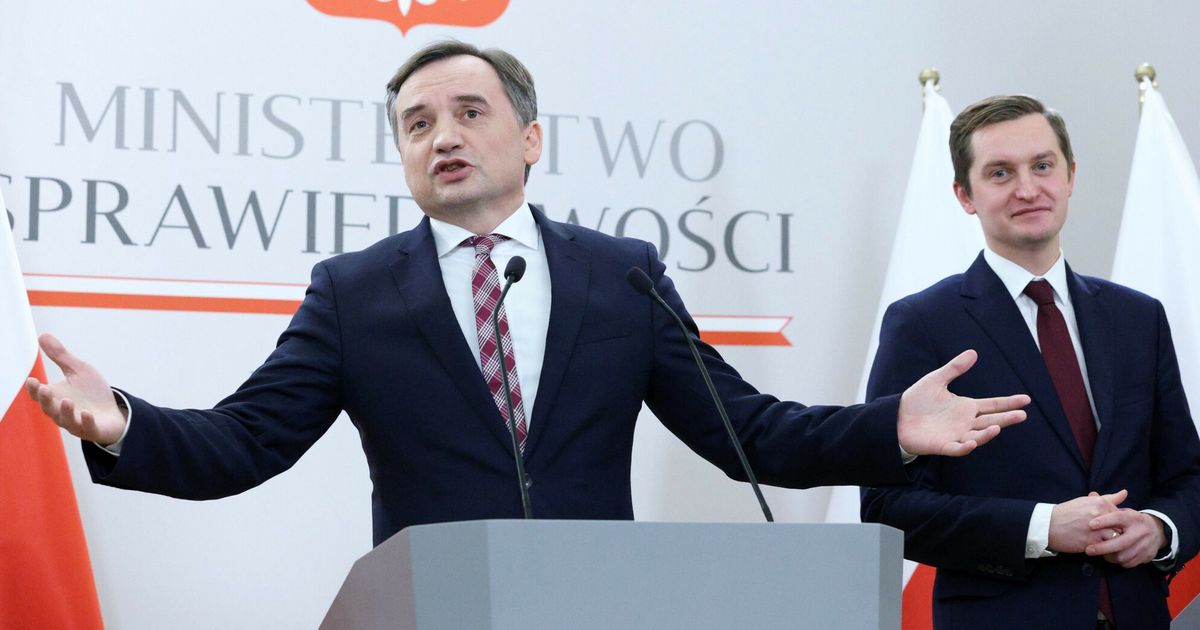 Nowe dowody na związek pracownicy prokuratury z hejterskim kontem. Jej przełożeni milczą