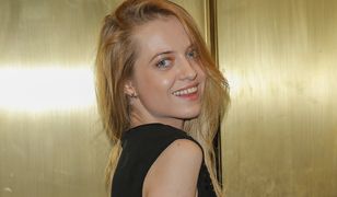 Sasha Strunin w kusej sukience. Uwagę przykuło jednak co innego