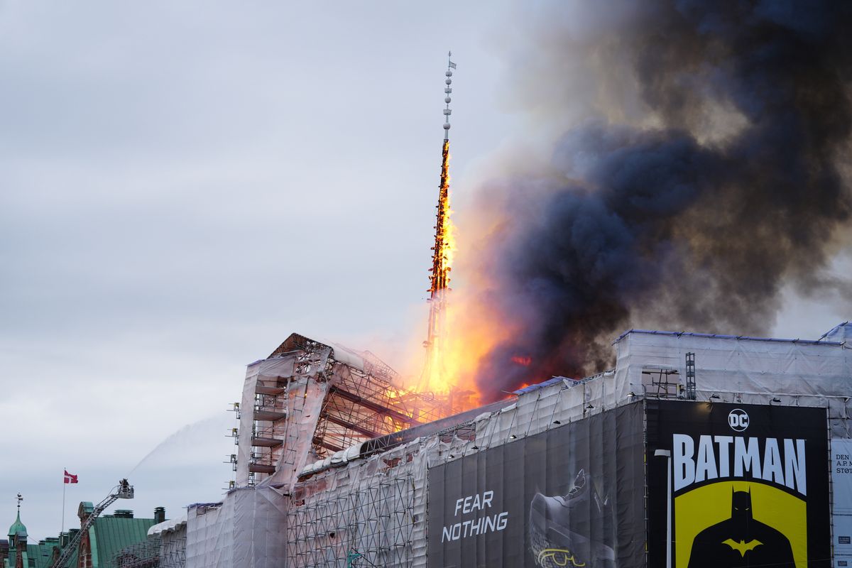 Pożar budynku starej giełdy w Kopenhadze