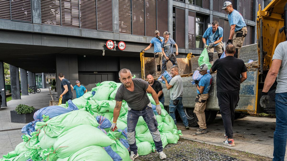 Wroc?aw szykuje si? na przyj?cie fali powodziowej
16.09.2024 Wroclaw przygotowanie na fale fot. Krzysztof Kaniewski/REPORTER
Krzysztof Kaniewski/REPORTER