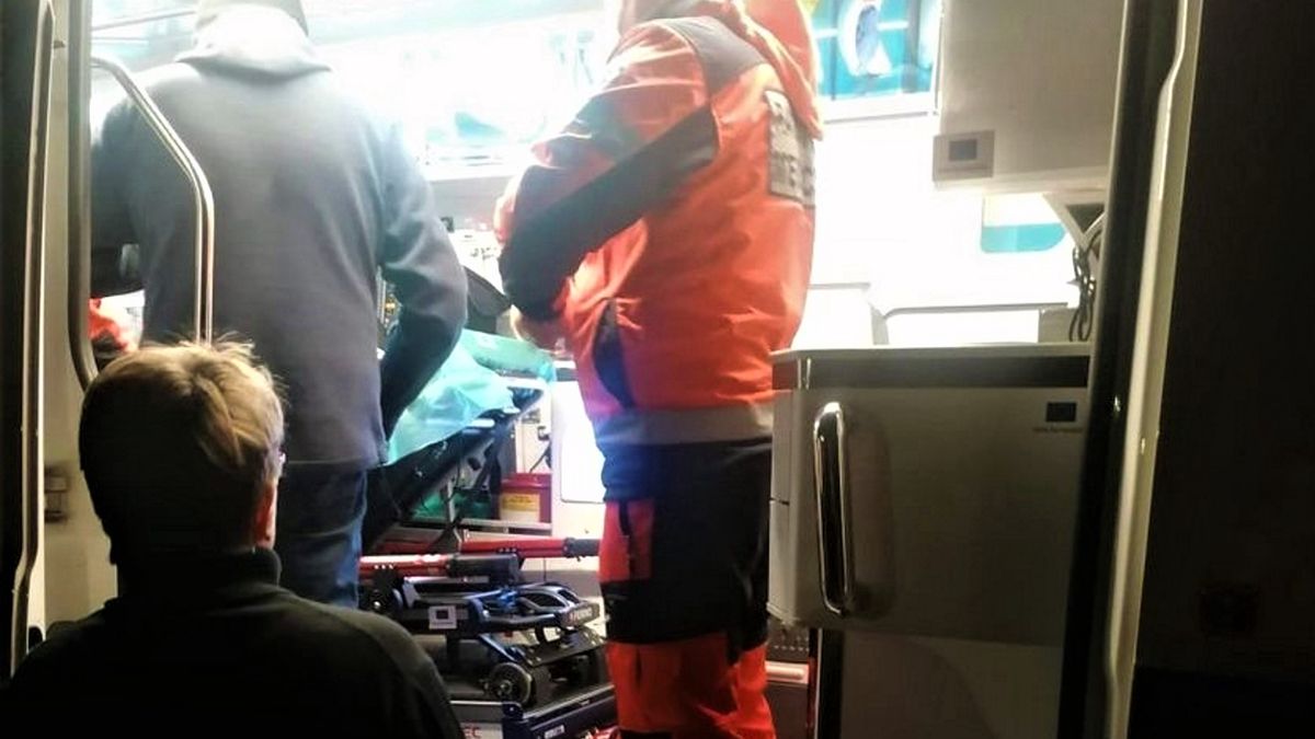 W poszukiwania 33-letniego mężczyzny, który boso uciekł z oddziału szpitalnego w Tarnowie, zaangażowano ponad 40 policjantów, a także strażaków. 