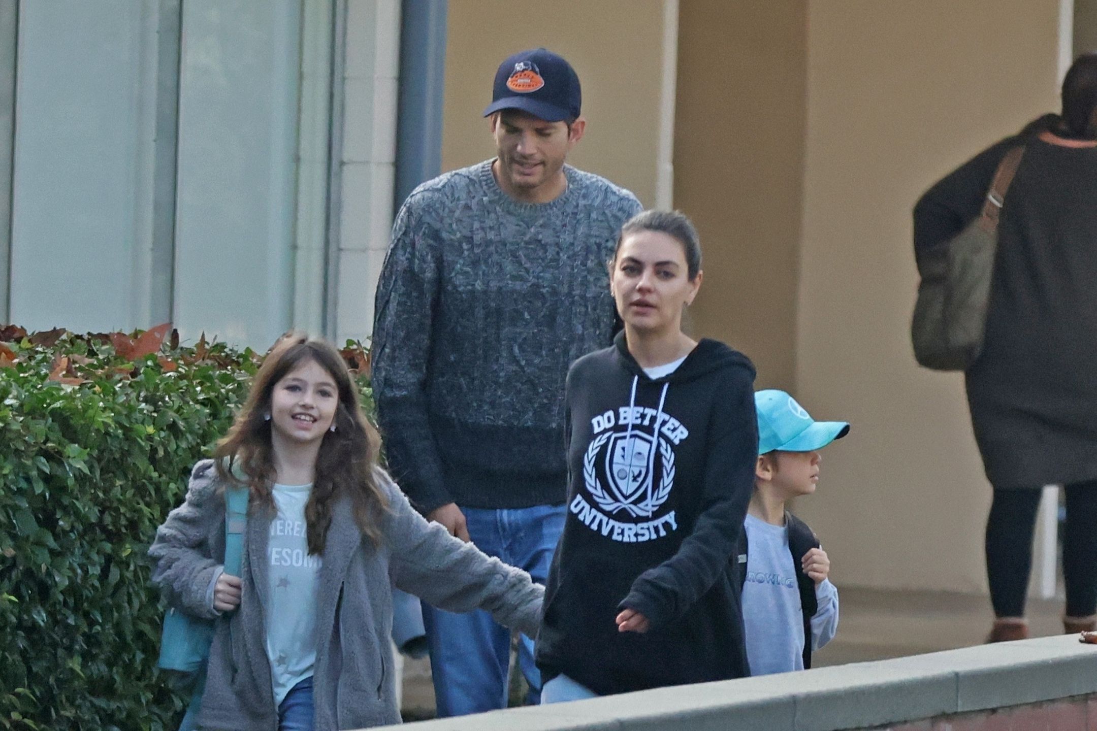 "Zwyczajni" Ashton Kutcher i Mila Kunis buszują z dziećmi po sklepach