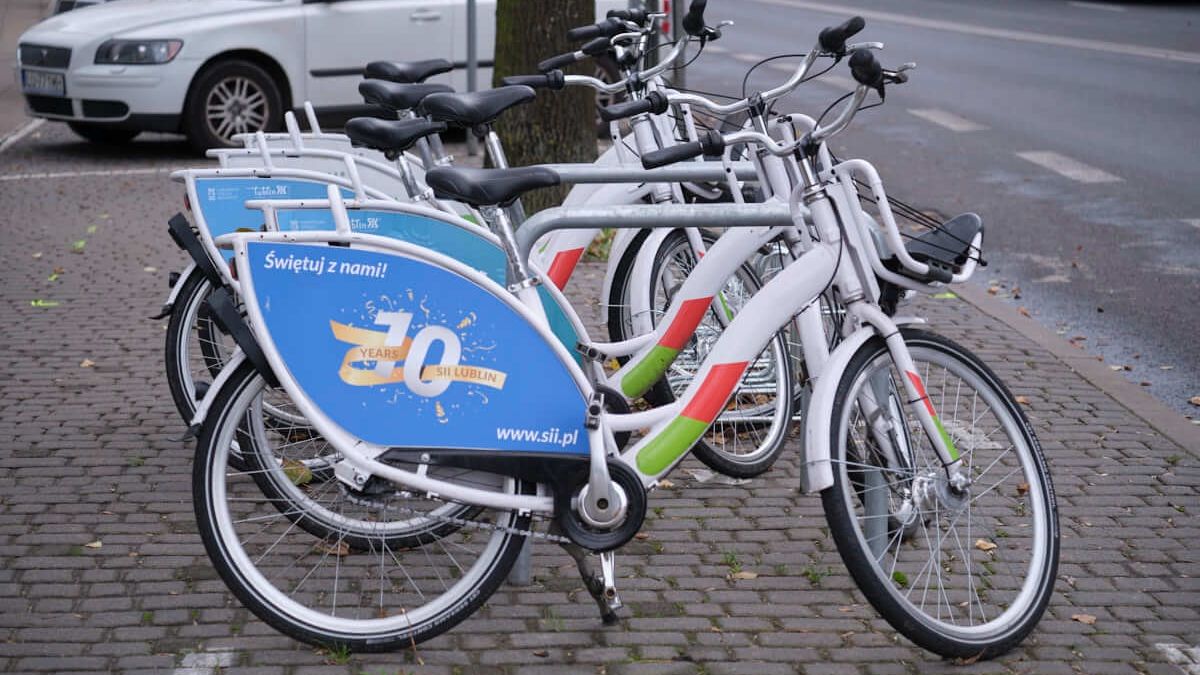 rowery miejskie stojące na stacji Lubelskiego Roweru Miejskiego