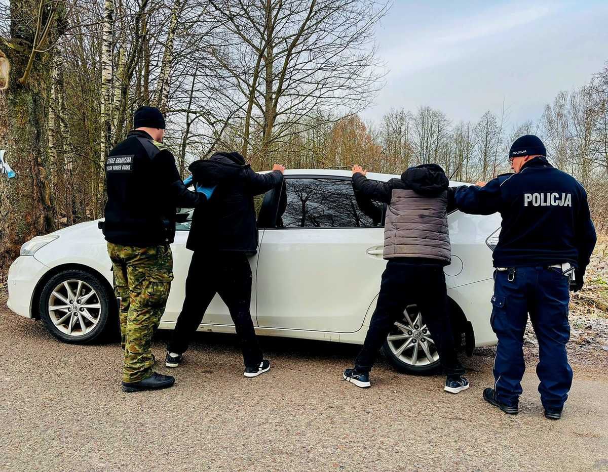 Olecko: Służby zatrzymały pojazd z nielegalnymi imigrantami