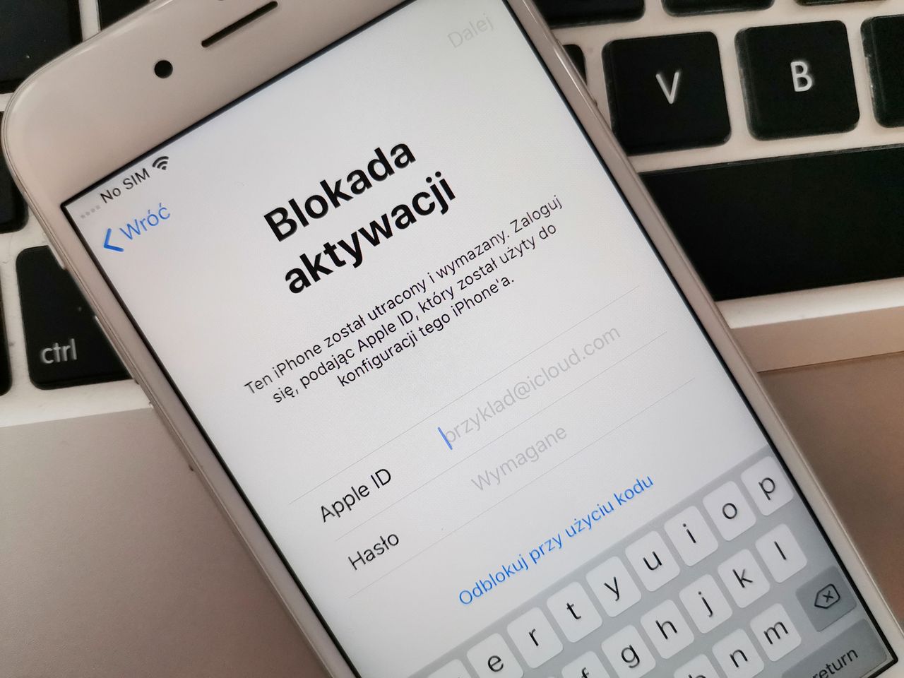 iPhone z blokadą aktywacji – bez logowania jest bezużyteczny, chyba że odepnę go od swojego konta iCloud