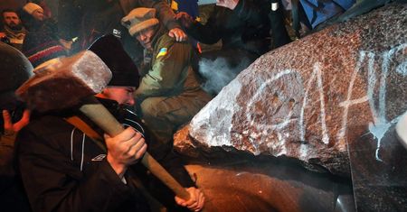 Demonstracje na Ukrainie. Runął pomnik Lenina