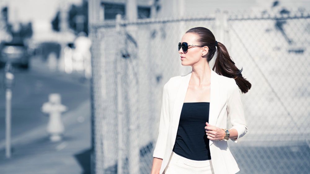 Biała marynarka oraz spodenki świetnie prezentują się z czarnym t-shirtem