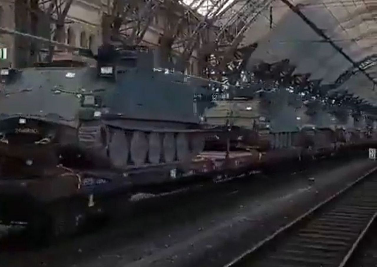 Już suną po torach. Pociąg pełen transporterów pędzi na wschód