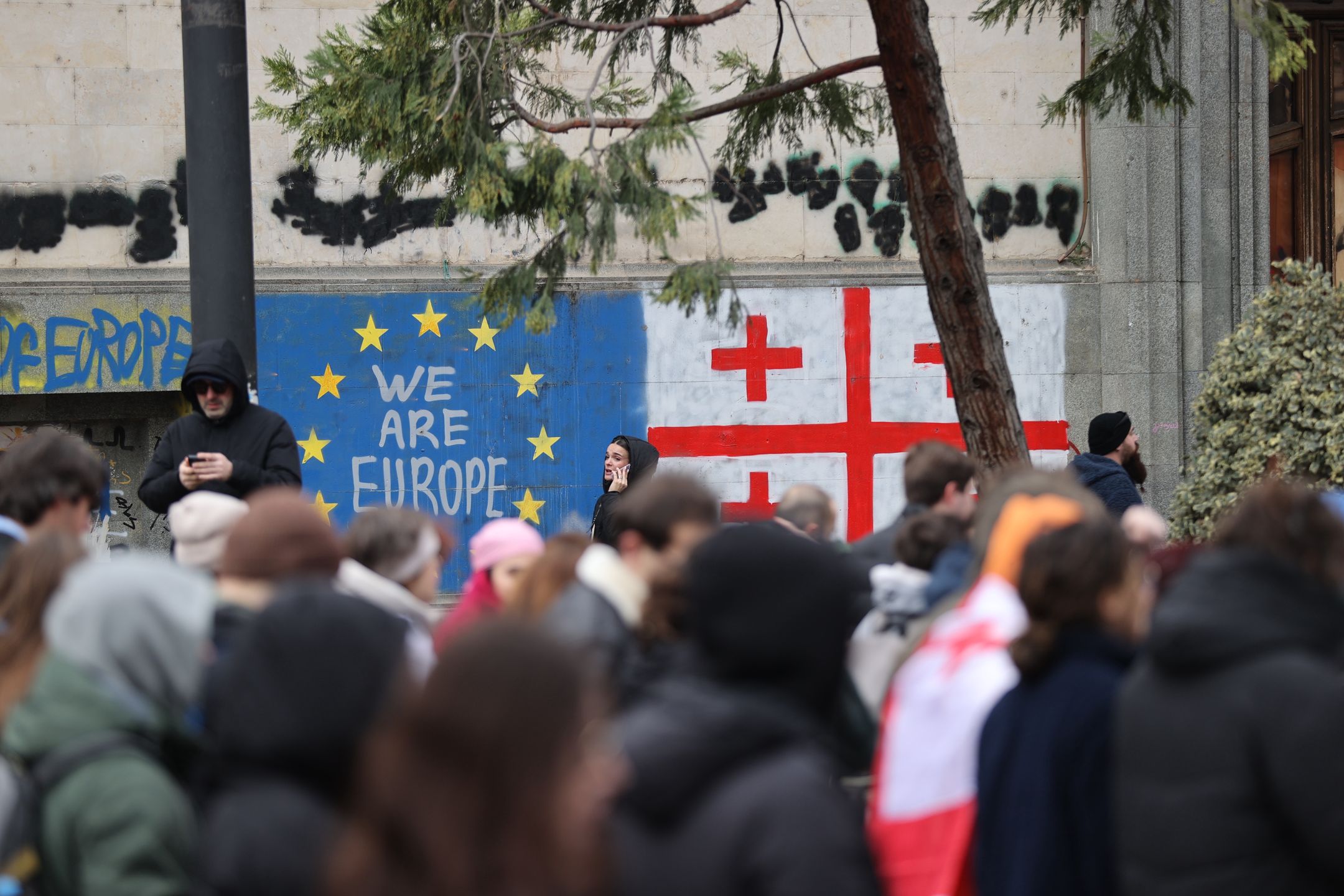 Wrze w Gruzji, ludzie mają dość władz. Wybory nazywają "parodią"