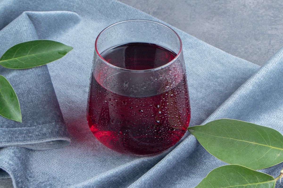 Szklanka soku winogronowego