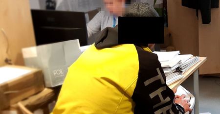 Kurier w rękach policji. Oto co robił z ciuchami z paczek