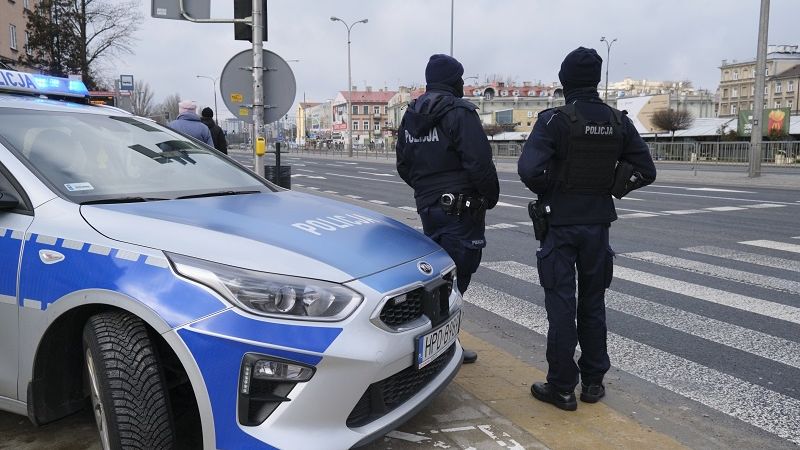 funkcjonariusze policji radiowóz