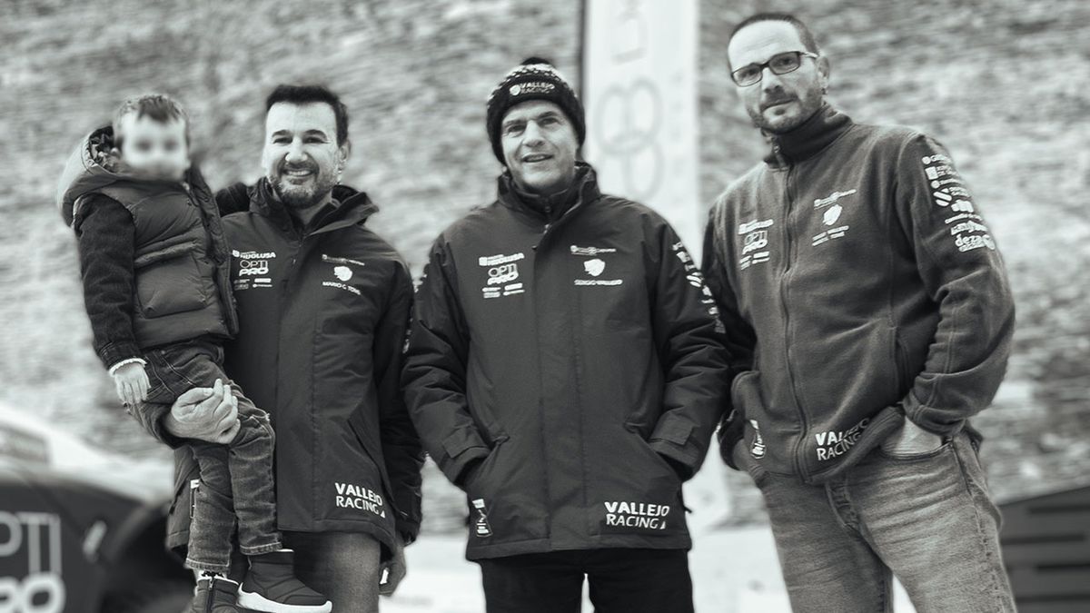 Materiały prasowe / Vallejo Racing / Na zdjęciu: załoga Vallejo Racing, David Lopez Tomico pierwszy z prawej