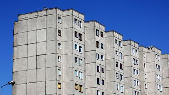 Ilu Polaków mieszka w wielkiej płycie? Mity i fakty o blokach z PRL-u