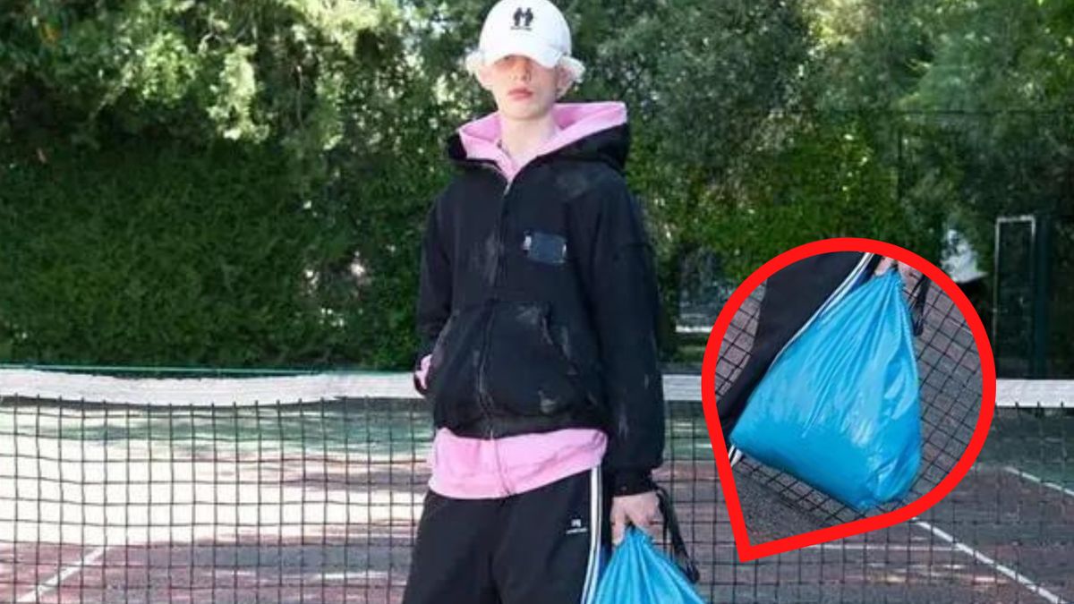 Balenciaga sprzedaje torby przypominające kształtem worek na śmieci