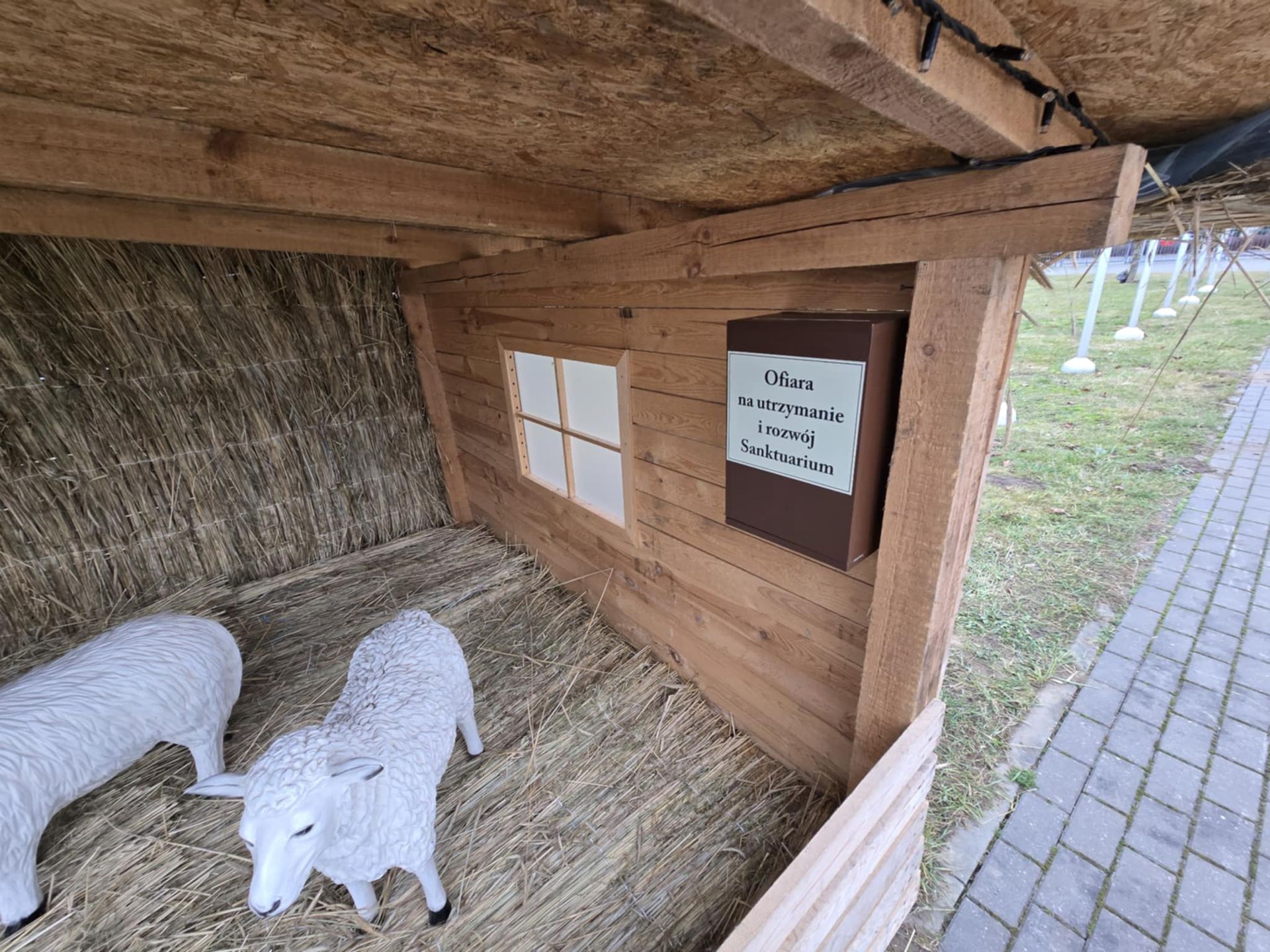 Charakterystyczna skrzynka, do której można wrzucić ofiarę