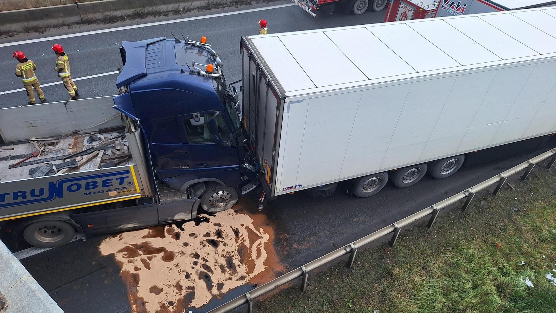1.12.2025, zderzenie czterech ciężarówek na AOW pod Wrocławiem.