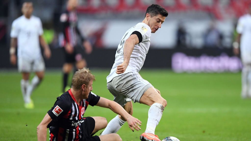 Getty Images /  Alex Grimm/Bongarts / Na zdjęciu: Martin Hinteregger i Robert Lewandowski