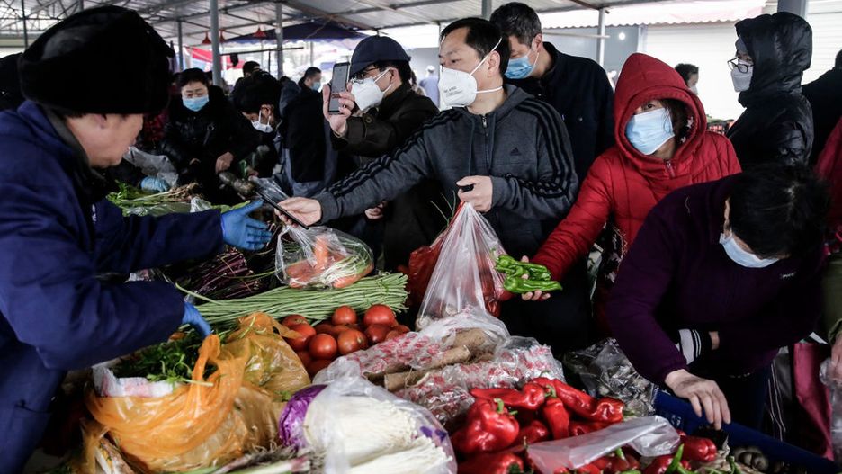 Koronawirus pojawił się w Wuhan w Chinach. Nowe badania podważają teorię, że przeniósł się ze zwierząt na ludzi.